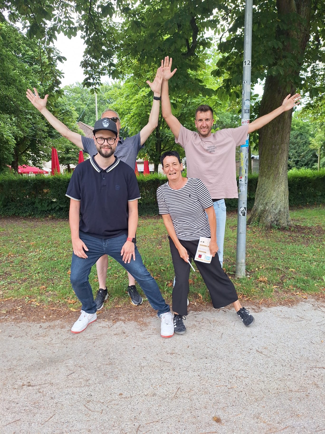 Team feiert Erfolg bei Exitmania Outdoor Escape Game