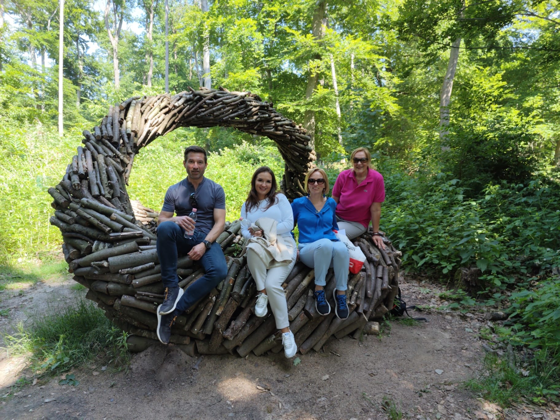 Team bei Exitmania Escape Game vor Holzskulptur